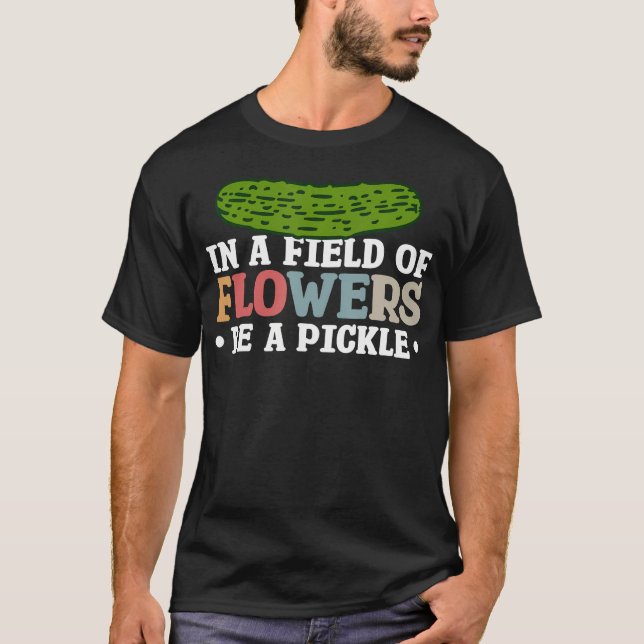 I En Rabatt Av Blommor Var En Inlagd Gurka T Shirt (Framsida)