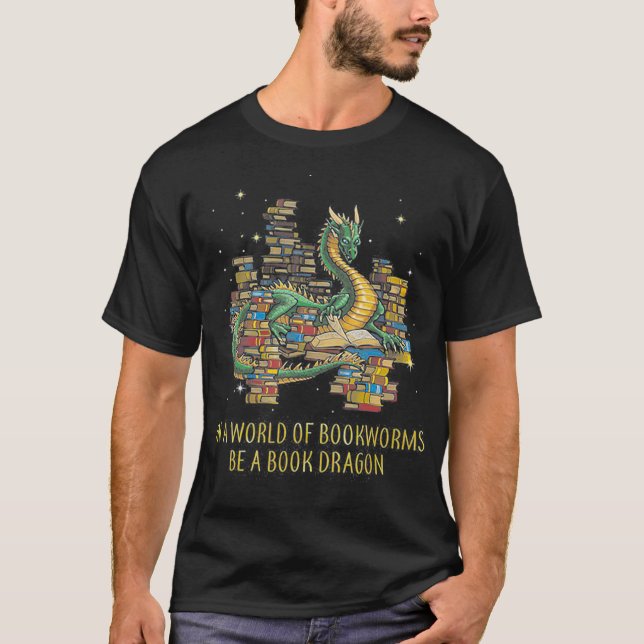 I en värld av bokmaskar är en Bok-drakunge. T Shirt (Framsida)