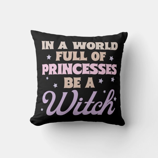 I en värld av prinsessor var en häxa Halloween Kudde (Framsida)
