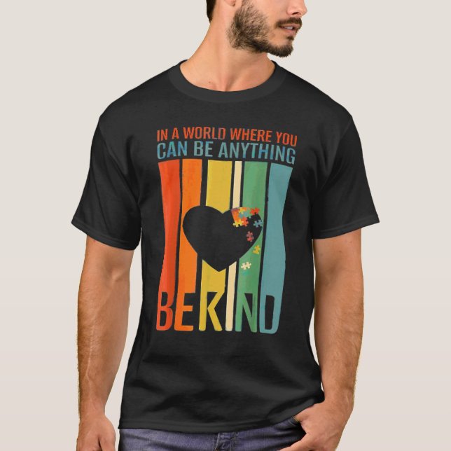 I En Värld Där Du Kan Vara Vad Som Helst Var Snäll T Shirt (Framsida)