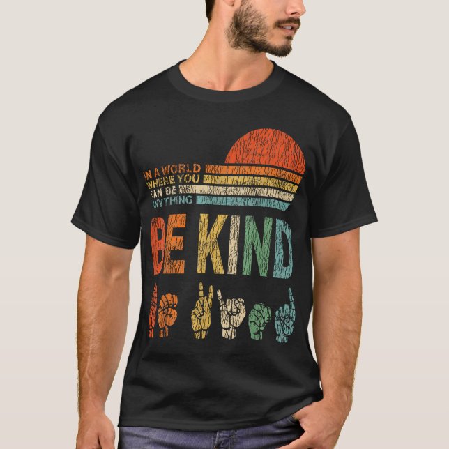 I en värld där man kan vara vad som helst t shirt (Framsida)