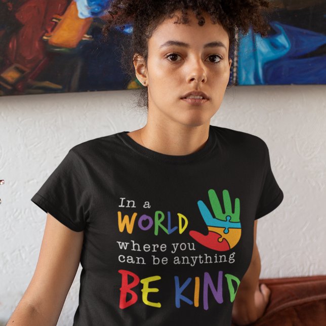 I en värld där man kan vara vad som helst t shirt (Be Kind Rainbow Puzzle Motivation Womens Black T-Shirt)