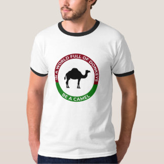 I en värld full av åsnor, var en kamel t shirt