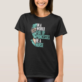 I En Värld Full Av Prinsessor Var En Sjuksköterska T Shirt