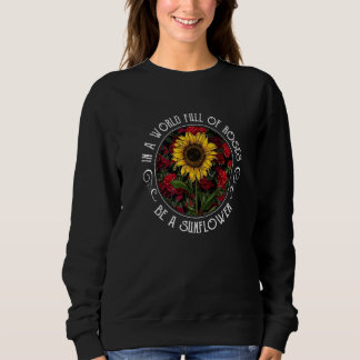 I en värld full av rosor, var en solros t shirt