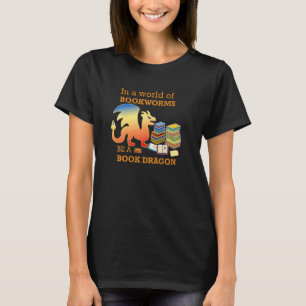 I en värld med bokmaskar blir en Bok-drakunge Gr T Shirt