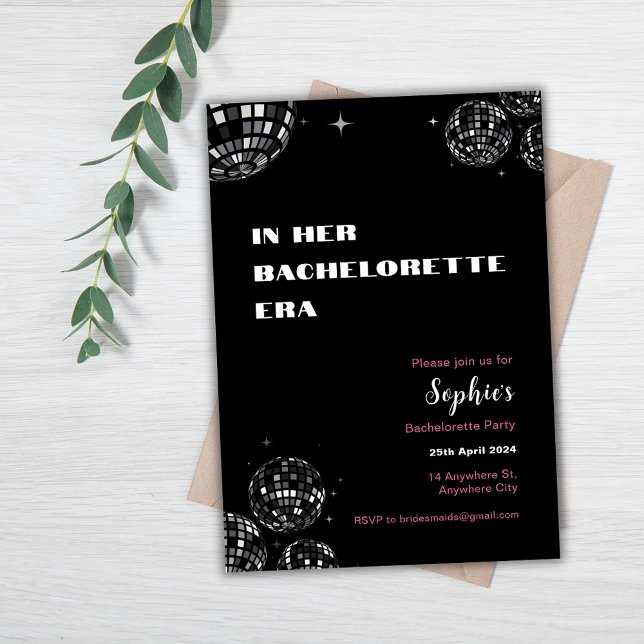 I Era Bachelorette Party Inbjudningar (In her Bachelorette Era Invitation with Disco Balls and Black and Pink colours.)