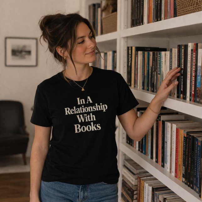I ett förhållande med bokläsning t shirt (Skapare uppladdad)