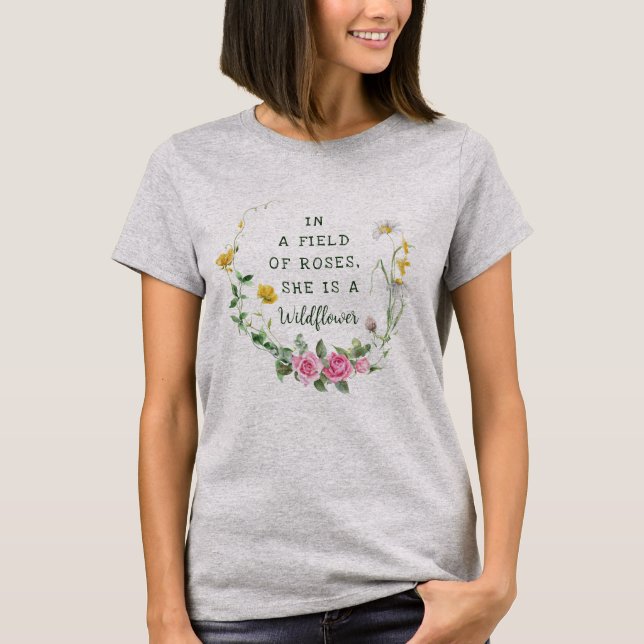 I Fält i Ro är hon en botanisk Wildblomma T Shirt (Framsida)