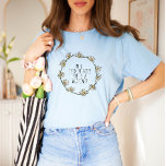 I Fält i Ro är hon en Wildblomma T-Shirt<br><div class="desc">Den här designen med citatet "I fält i ro är hon en vildblomma" och en underbar daisy är perfektens sätt att fira din unika karaktär och anamma din individualitet. Den vackra illustrationen av andedräkten i daisyn, med citatet "I fält i ro är hon en vildblomma", påminner dig om att du...</div>