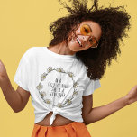 I Fält i Ro är hon en Wildblomma T-Shirt<br><div class="desc">Den här designen med citatet "I fält i ro är hon en vildblomma" och en underbar daisy är perfektens sätt att fira din unika karaktär och anamma din individualitet. Den vackra illustrationen av andedräkten i daisyn, med citatet "I fält i ro är hon en vildblomma", påminner dig om att du...</div>