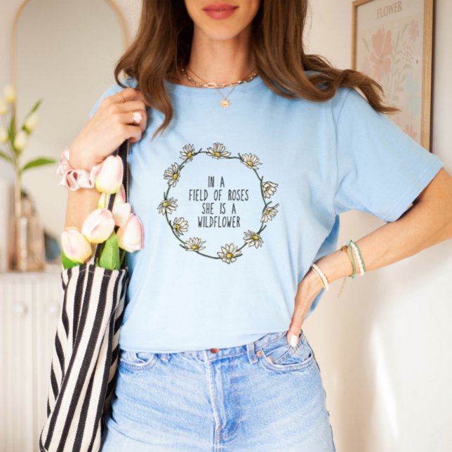 I Fält i Ro är hon en Wildblomma T-Shirt (Skapare uppladdad)