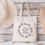 I Fält i Ro är hon en Wildblomma Tygkasse<br><div class="desc">Den här designen med citatet "I fält i ro är hon en vildblomma" och en underbar daisy är perfektens sätt att fira din unika karaktär och anamma din individualitet. Den vackra illustrationen av andedräkten i daisyn, med citatet "I fält i ro är hon en vildblomma", påminner dig om att du...</div>