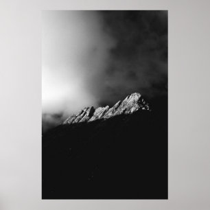 I förra sol-strålen på berget i svartvitt poster