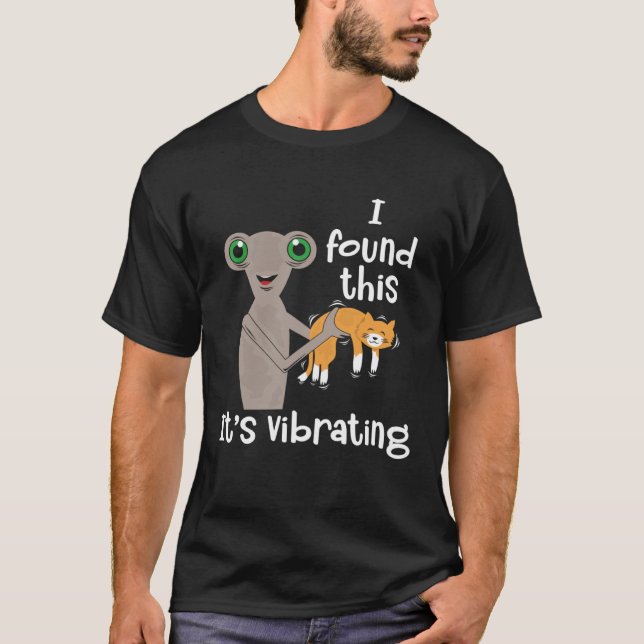 I Found Vibrating Cat and Alien T Shirt (Framsida)