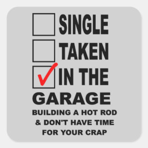 I GARAGE SOM BYGGER EN HOT ROD FYRKANTIGT KLISTERMÄRKE