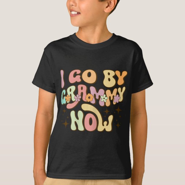 I Go By Grammy Now Baby Announcement New Grandma G T Shirt (Framsida)