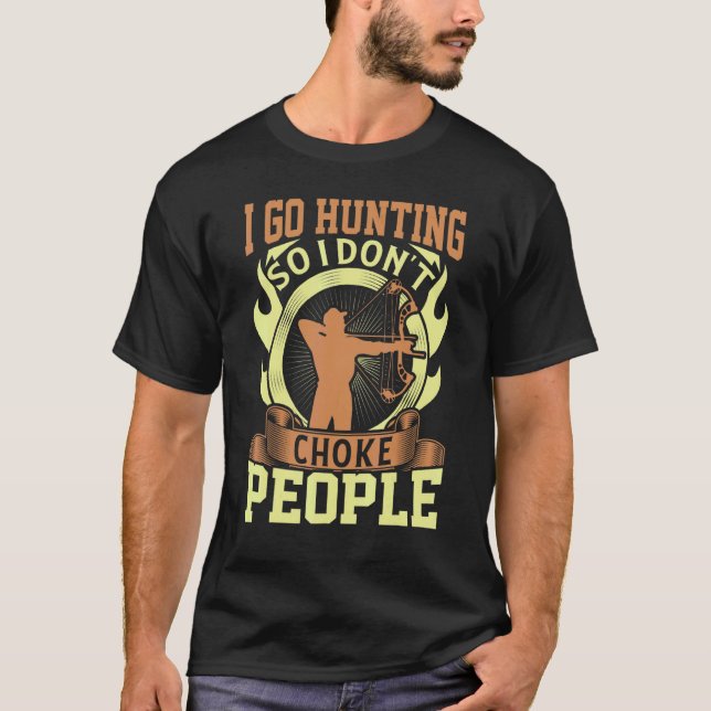 I Go Hunting So I Dont Choke People Archery T Shirt (Framsida)