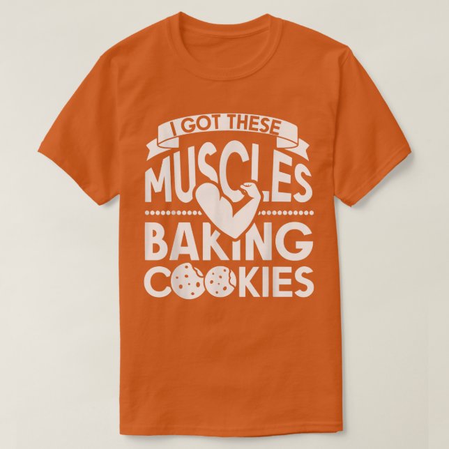 I Got These Muscles Baking Cookies T-Shirt (Design framsida)