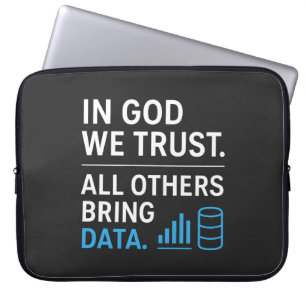 I Gud Litar Vi, Alla Andra Tar Med Data Lean Citat Laptop Fodral