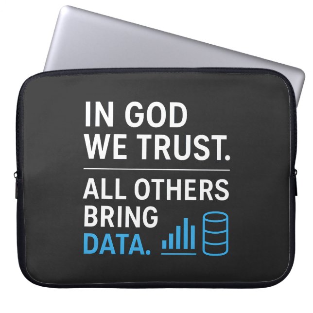 I Gud Litar Vi, Alla Andra Tar Med Data Lean Citat Laptop Fodral (Framsidan)