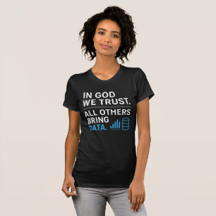I Gud Litar Vi Alla Andra Tar Med Data Lean Citat T Shirt