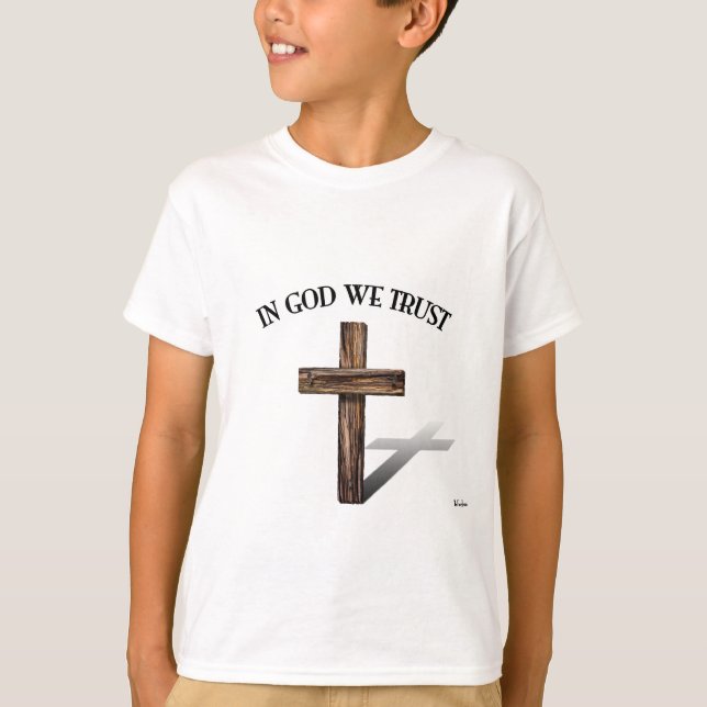 I Gud Litar Vi med robust kors T Shirt (Framsida)