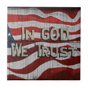 I Gud litar vi på Rustic Barn Board American Flagg Kakelplatta
