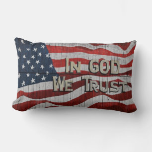 I Gud litar vi på Rustic Barn Board American Flagg Lumbarkudde