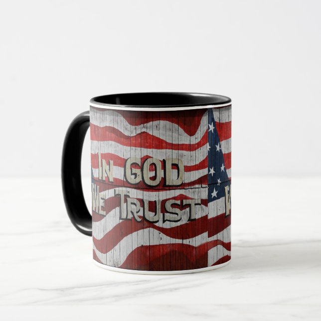 I Gud litar vi på Rustic Barn Board American Flagg Mugg (Framsida vänster)