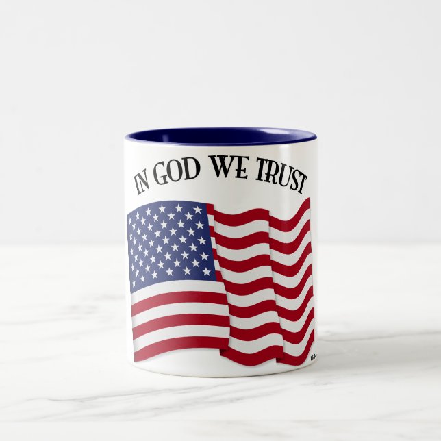 I Gud Vi Litar med USA-flagga Två-Tonad Mugg (Center)