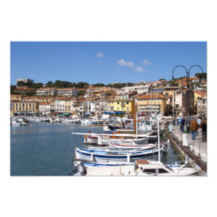 I hamnen i Cassis by. Fiske och Fototryck