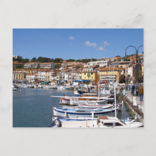 I hamnen i Cassis by. Fiske och Vykort