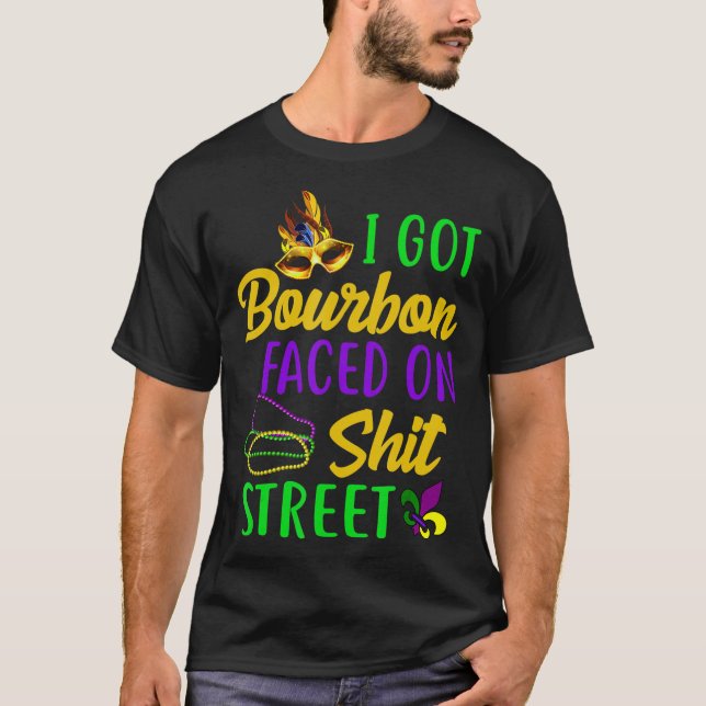 I har Bourbon stod Mardi Gras Drinking Bourbon inf T Shirt (Framsida)