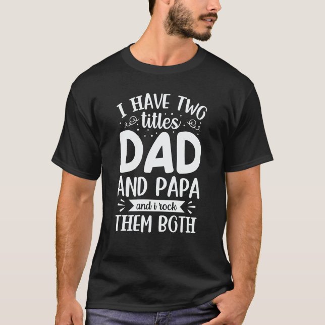 I Have Two Titles Dad And Papa And I Rock Them Bot T Shirt (Framsida)
