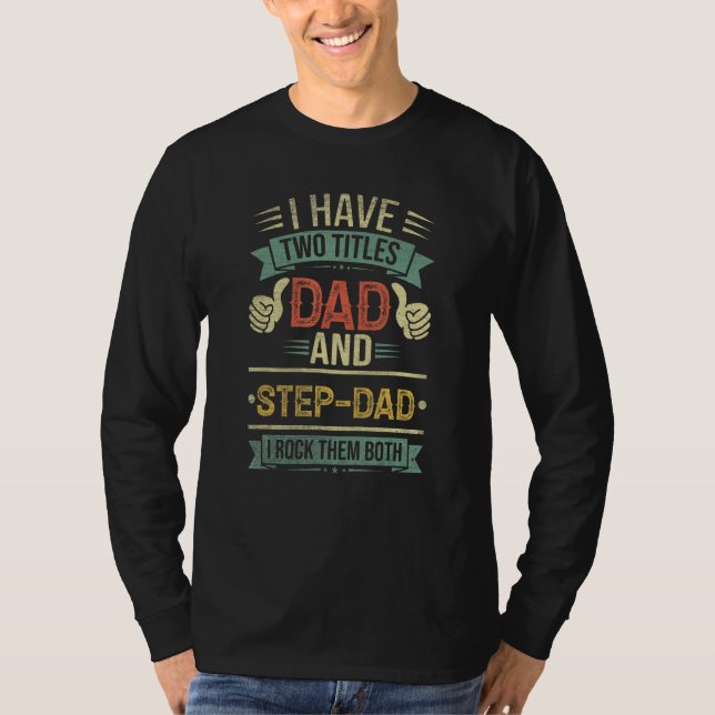 I Have Two Titles Dad And Step Dad And I Rock Them T Shirt (Framsida)