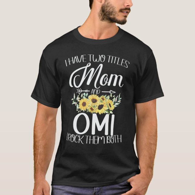 I Have Two Titles Mom And Omi Pregnancy Announceme T Shirt (Framsida)