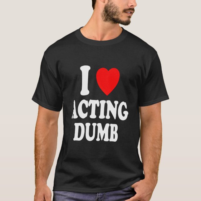 I He Love Acting Dumb Class Clown Prankster T Shirt (Framsida)