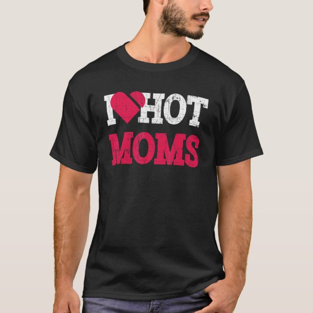 I Heart Hot Moms  Mama Life Distressed T Shirt (Framsida)