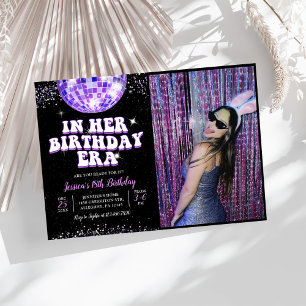 I hennes foto av Födelsedagsfesten Birthday Era Inbjudningar