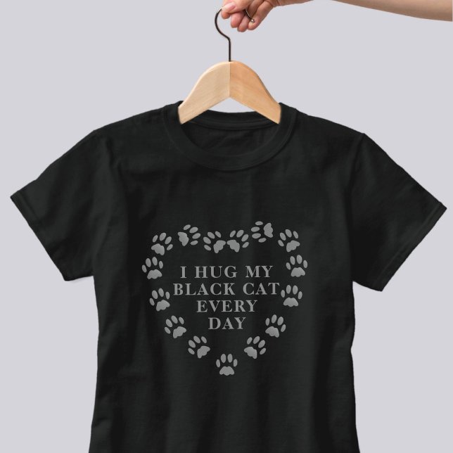 I Hug My Black Cat Paw Print Heart T-Shirt (Skapare uppladdad)