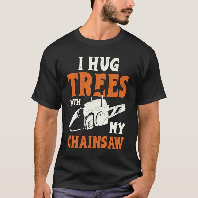 I Hug Trees With My Chainsaw Electric Chainsaw T Shirt (Framsida)