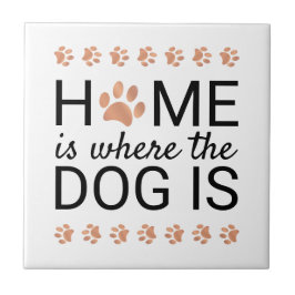 I Hund ligger guldmjölken Ro i Tass avtryck. Kakelplatta