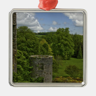I Irland, på Blarney Castle en stentorn i Julgransprydnad Metall