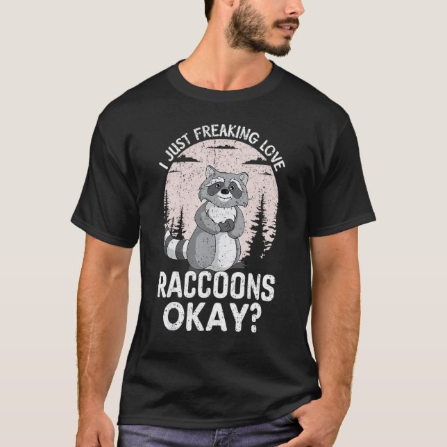 I Just Freaking Love Raccoons Okay Funny Raccoon L T Shirt (Framsida)