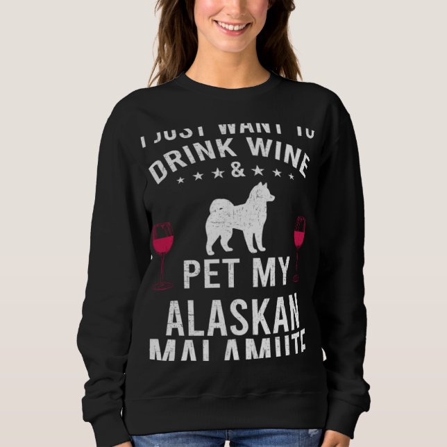 I Just Want To Drink Wine & Pet My Alaskan Malamut T Shirt (Framsida)
