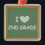 I Kärlek 2:a Klassen Julgransprydnad Metall<br><div class="desc">Den här produkten visningar en rityta med texten: I [hjärta] 2ND KLASS.  Det här är en söt gåva till läraruppskattning vecka,  jul eller sista skoldag.</div>