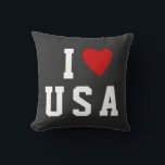 I kärlek AMERIKA | Heart anpassningsbar text USA Kudde<br><div class="desc">Denna PILLOW kan anpassas till vilken Ställe eller artikel som helst,  dvs. C U P eller Person. M O M eller söt allt du kärlekar och det ser coola ut.</div>