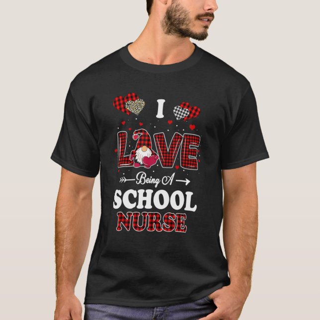 I Kärlek är en skolsjuksköterska Gnome Valentines  T Shirt (Framsida)