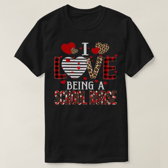 I Kärlek är en skolsjuksköterska med rött hjärta V T Shirt (Design framsida)